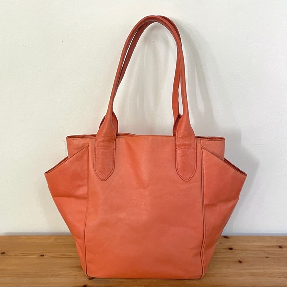 Hobo International large leather tote in salmon color. - Picture 3 of 16